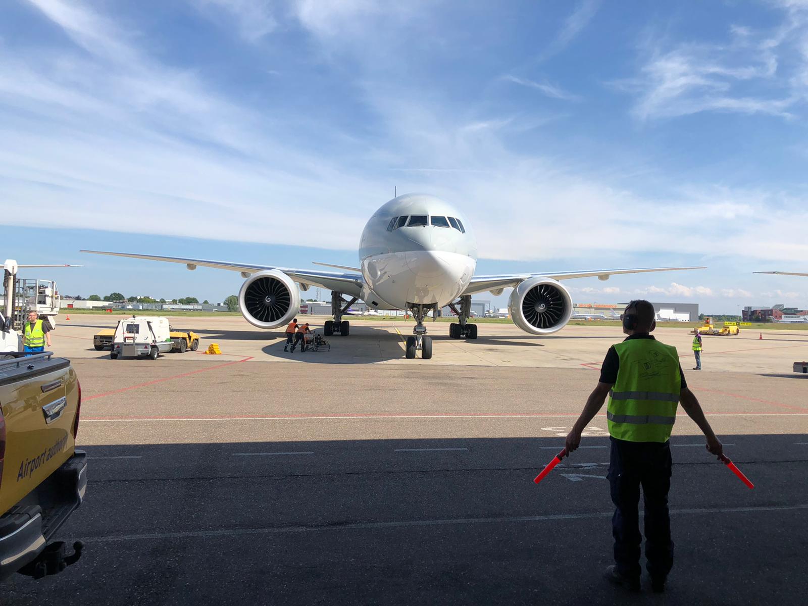 Kantoorpersoneel Maastricht Aachen Airport moet bijspringen vanwege extra drukke dinsdag op vliegvel