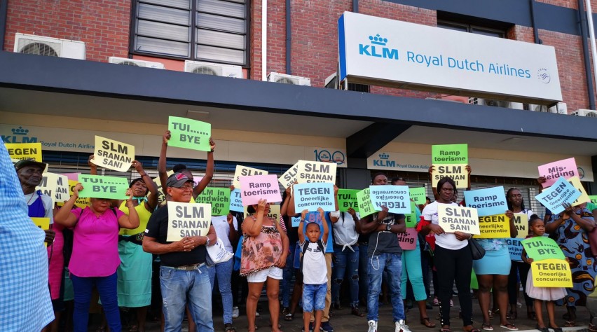 Foto (c) Bezorgde SLM Burgers Demonstratie tegen TUI en KLM