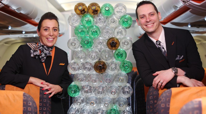 Foto (c) easyJet EasyJet cabin crew plastic