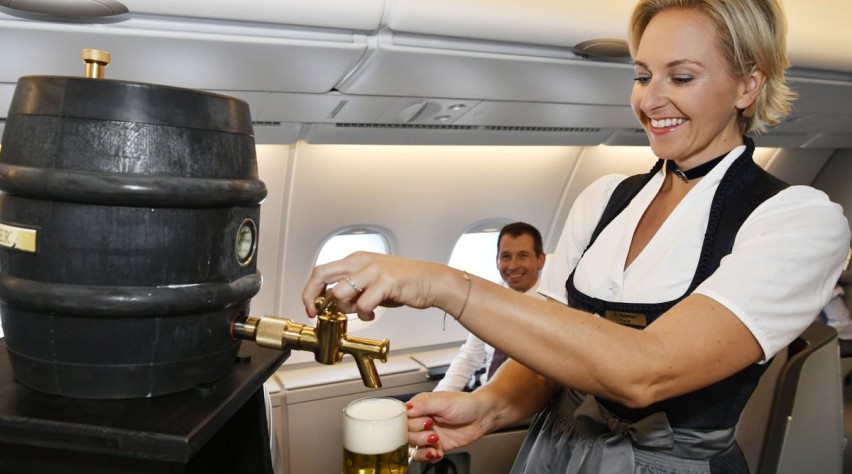 Lufthansa-stewardess in dirndl