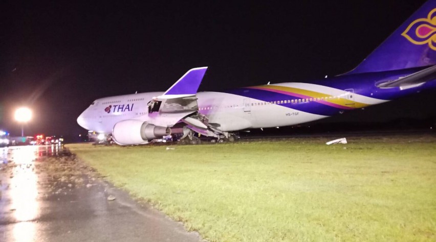Foto (c) Khongsak/Twitter Thai Boeing 747 in het gras