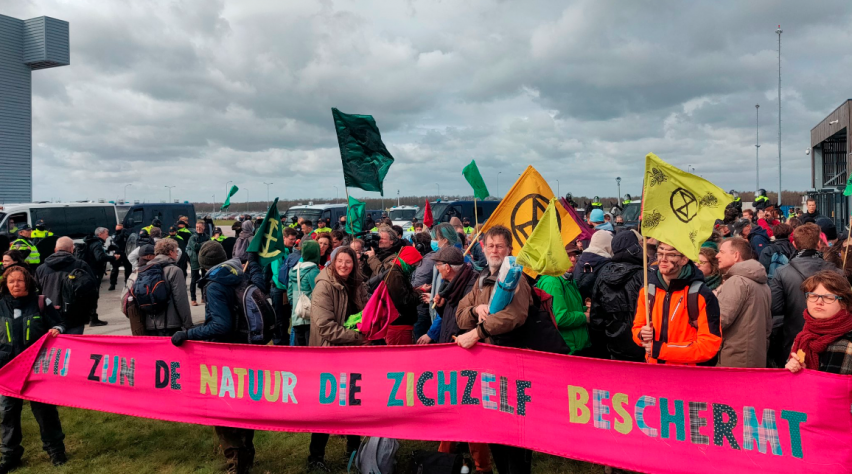 Foto (c) De Klimaatcoalitie/Twitter Extinction Rebellion Eindhoven Airport