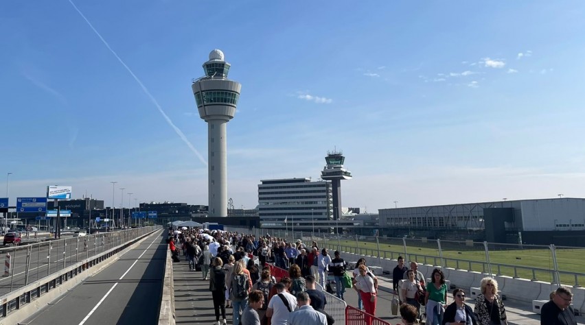 Foto (c) Reismedia Schiphol drukte rijen