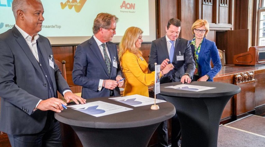 Foto (c) Talent naar de Top Elbers bij ondertekening Charter Talent naar de Top