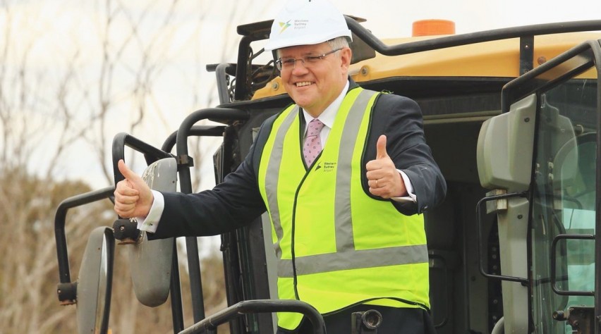 Foto (c) Australische overheid Scott Morrison vanuit een bulldozer