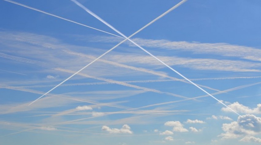 Foto (c) Pixabay vliegtuigstrepen, contrails