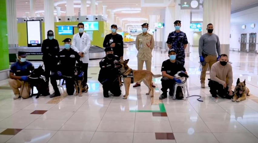 Foto (c) Emirates News Agency/YouTube (screenshot) Coronaspeurhonden Dubai