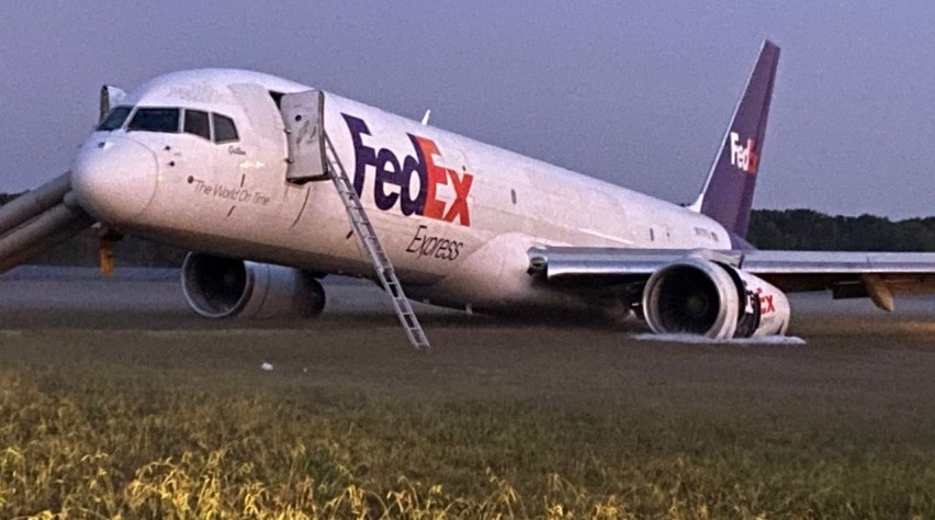 Foto (c) JACDEC/Twitter Fedex 757 buiklanding
