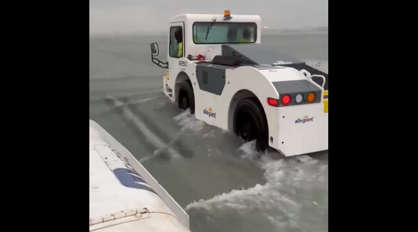 Foto (c) David Woodard/Twitter Fort Lauderdale Airport extreme regenval