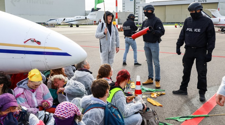 Foto (c) Greenpeace/Marten van Dijl Klimaatprotest Schiphol