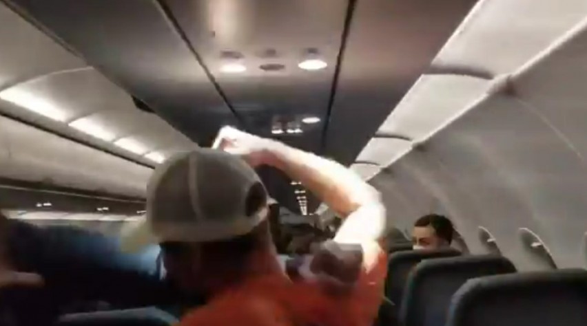 Foto (c) Sam Sweeney/Twitter Frontier Airlines Incident