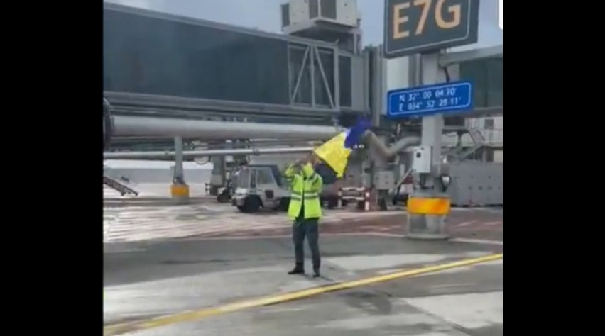 Foto (c) Itay Blumental/Twitter Oekraïne vlag Aeroflot