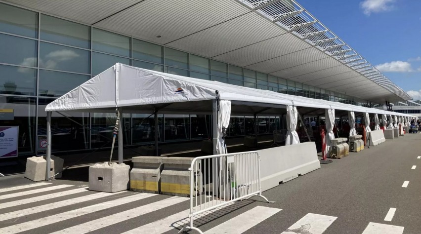 Tenten Wachtrijen op Schiphol