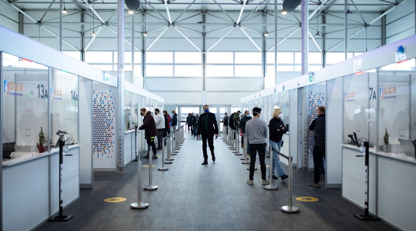 Foto (c) GGD Kennemerland XL Teststraat Schiphol