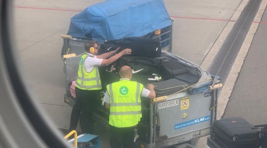 Geurloos Vakantie Ondergeschikt In beeld: Transavia-piloten helpen bij afhandeling bagage | Luchtvaartnieuws