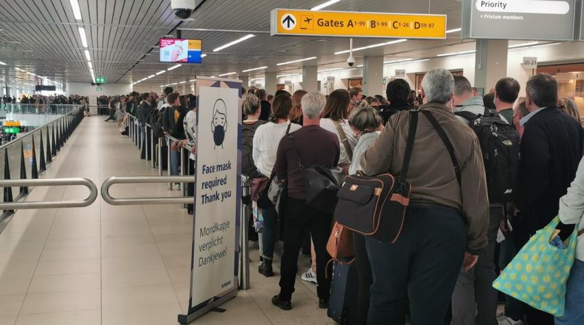 Drukte, lange rijen op Schiphol