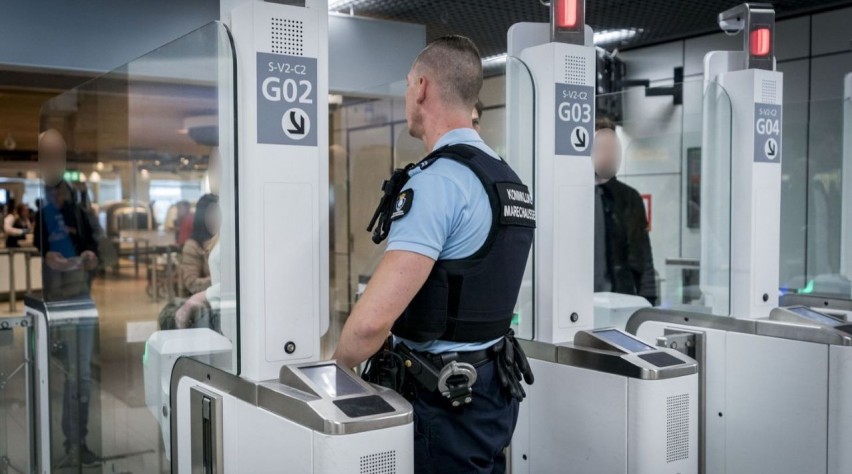 Foto (c) Marechaussee Schiphol eGates