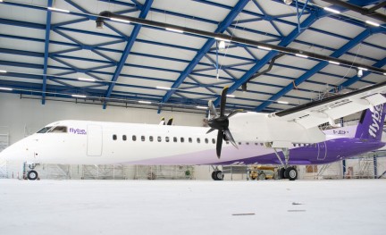 Foto (c) FlyBe Bombardier Q400 met nieuwe livery