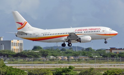 Foto (c) KJ van Woerkom Surinam Airways Boeing 737-300