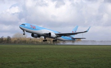 Foto (c) Kas van Zonneveld/Groningen Airport Eelde TUI 767 Groningen