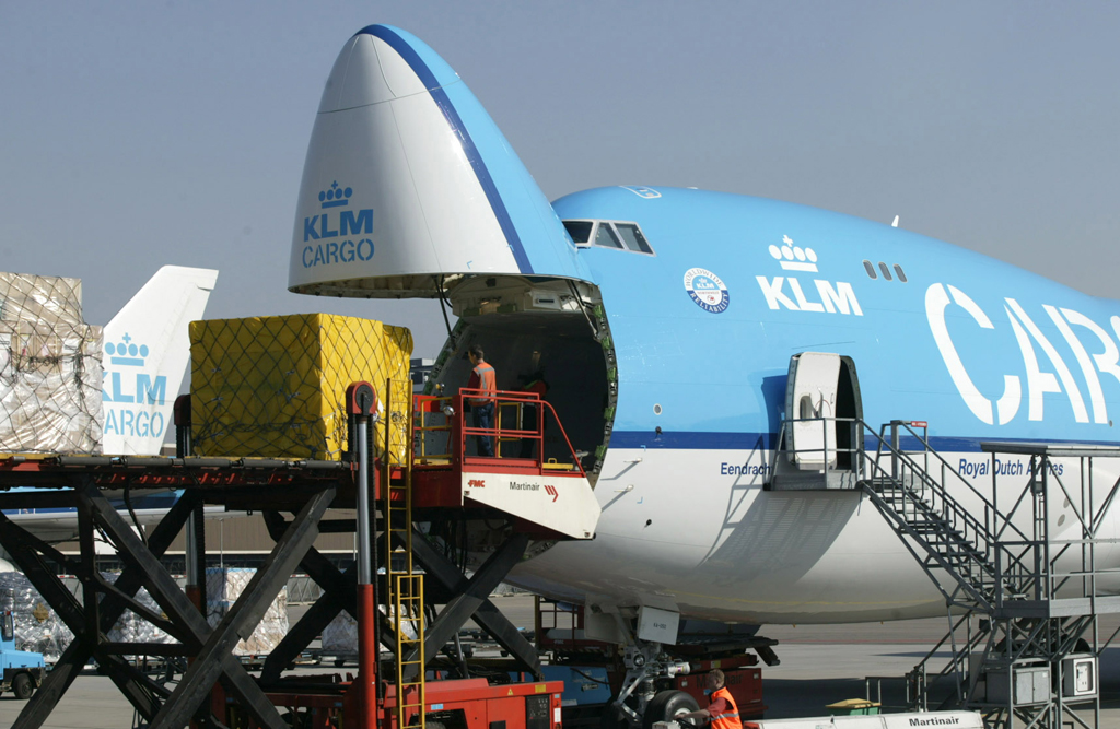 KLM experimenteert met karton in plaats van hout voor vrachtvervoer