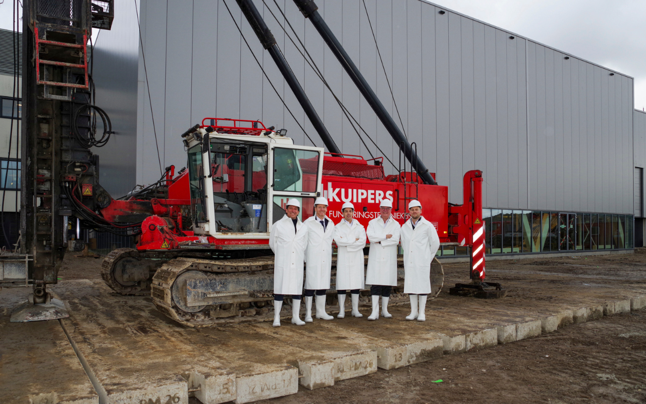 KLM slaat eerste paal voor nieuw trainingscentrum op Schiphol-Oost ...
