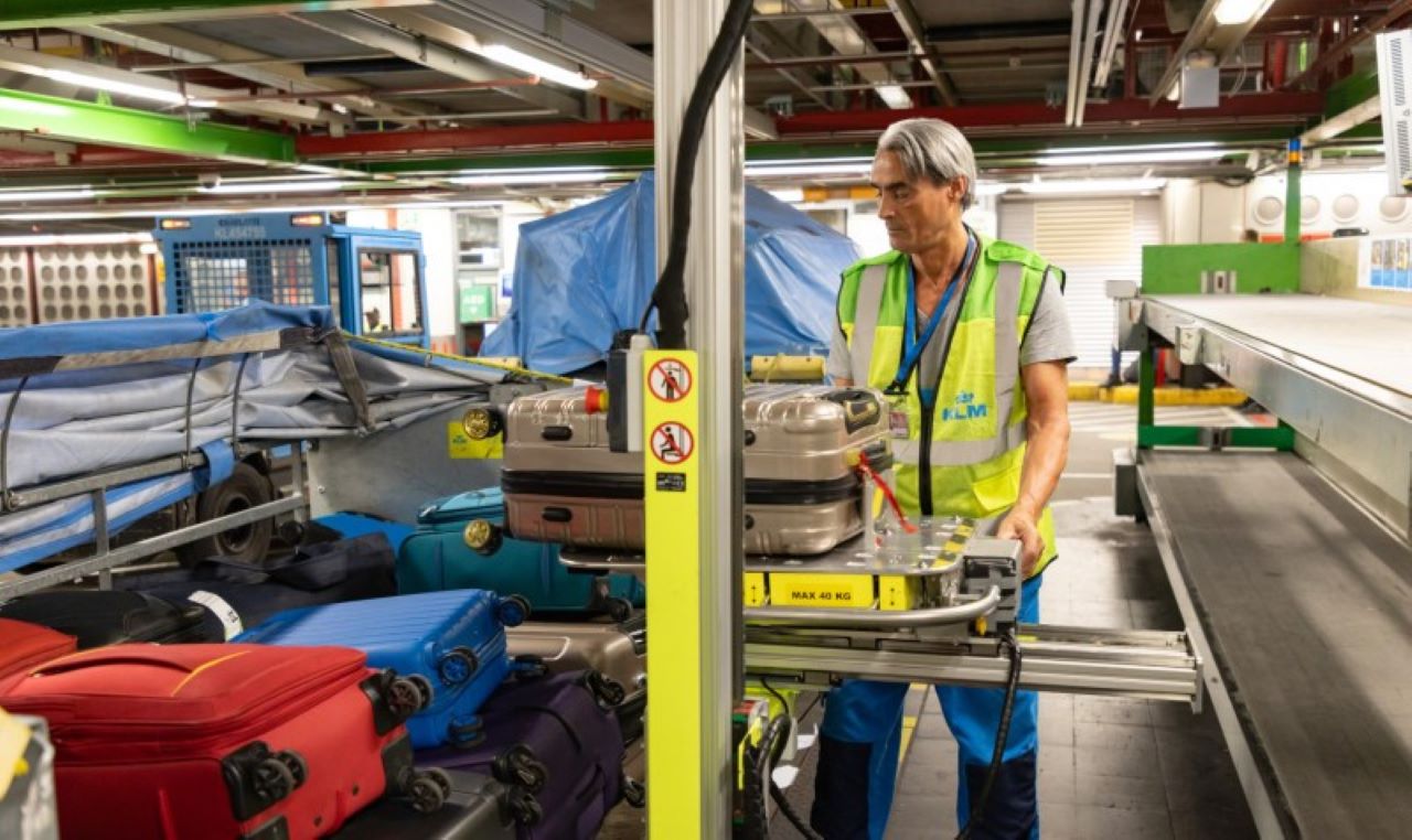 FNV wil dat minister Schiphol dwingt om werk bagageafhandelaars lichter te maken