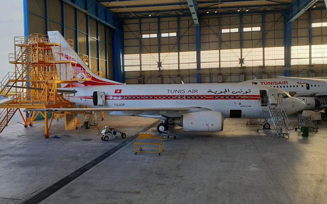 Tunisair retro 737