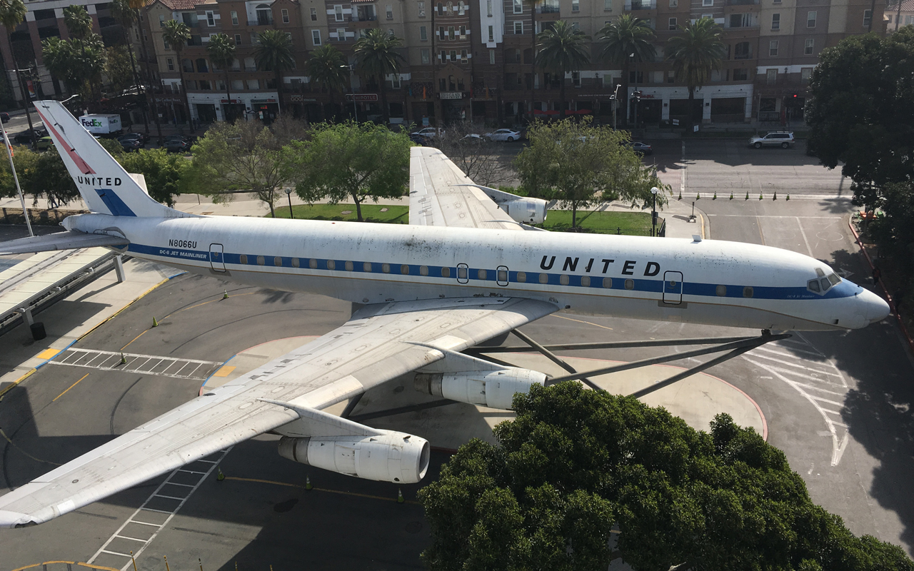 United Airlines DC-8