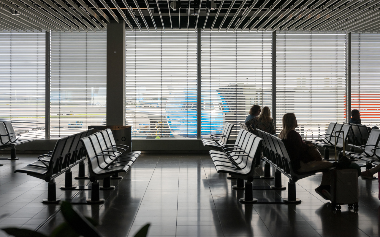 Koelen, sproeien en smeren: Schiphol neemt maatregelen tegen de hitte