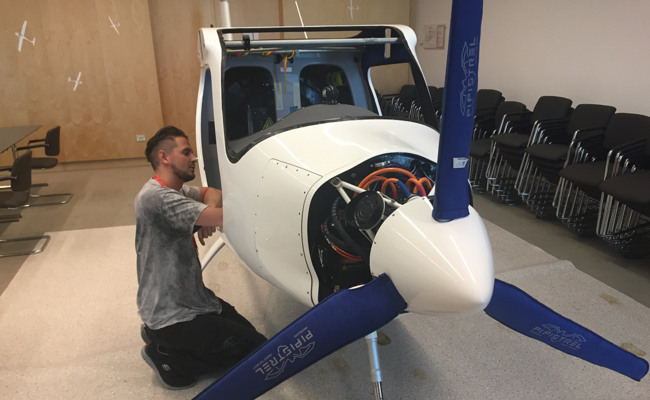 AMN-medewerkers gecertificeerd voor onderhoud elektrische vliegtuigen