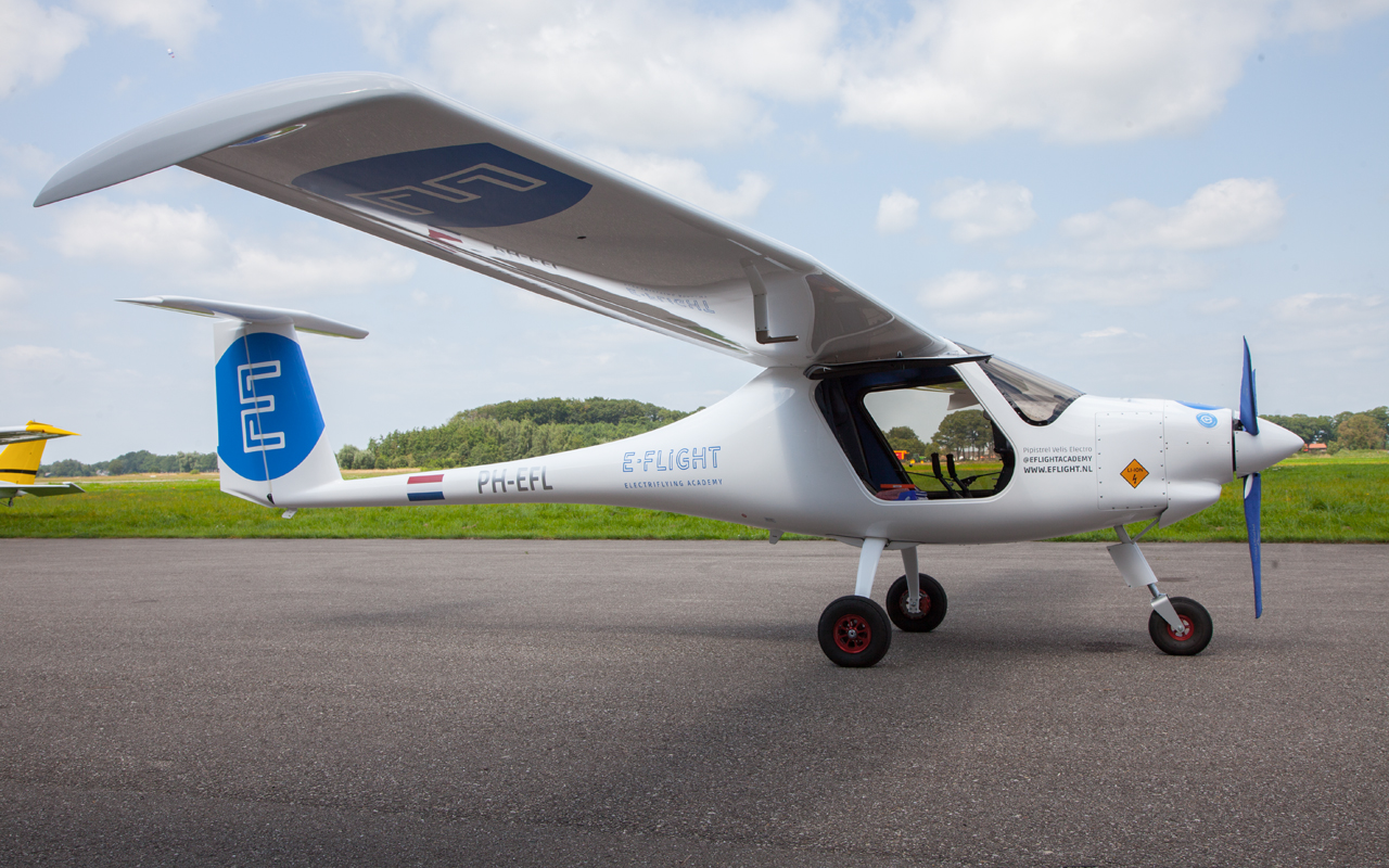 E-Flight Academy reikt eerste elektrische vliegbrevet uit in Duitsland