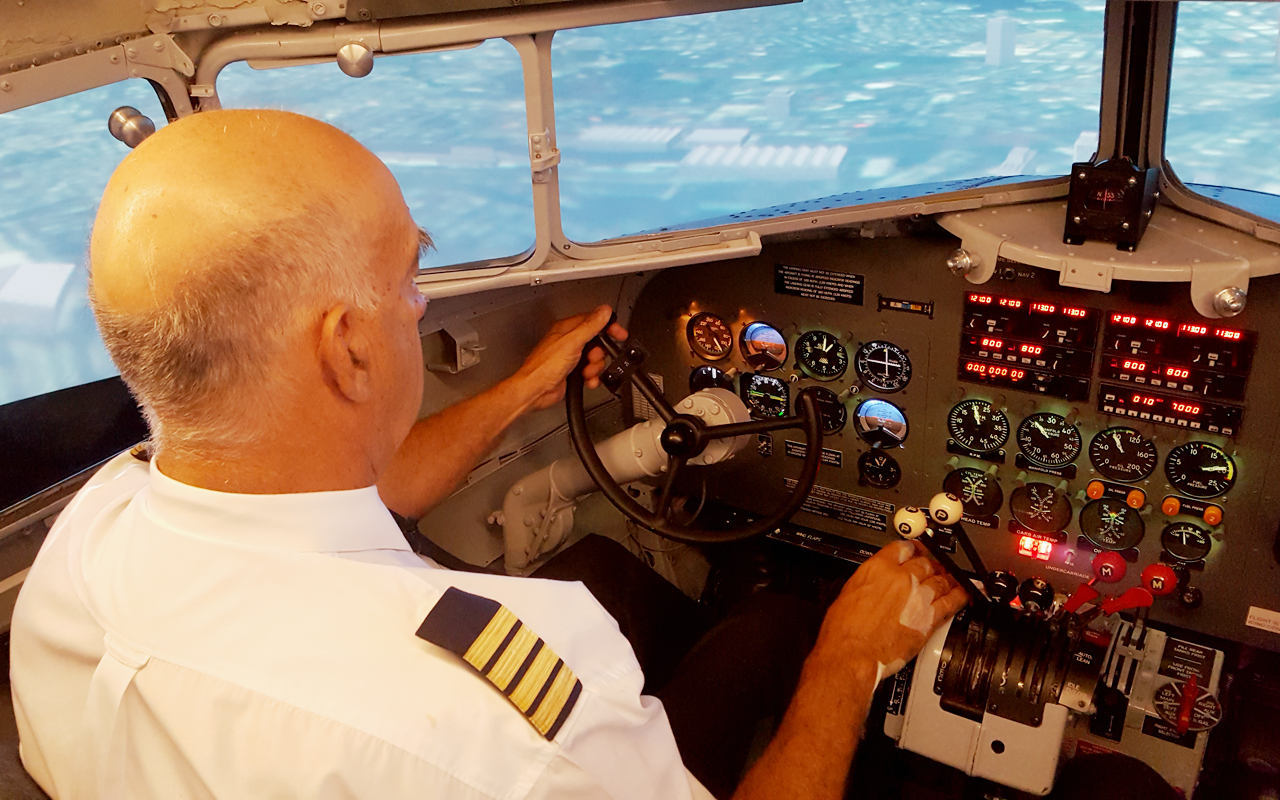Piloot herbeleeft waterlanding met DC-3 in simulator