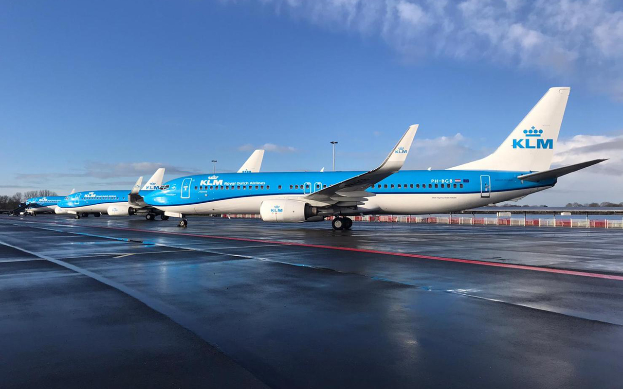 Stoelendans met KLM-vliegtuigen op Groningen Airport Eelde