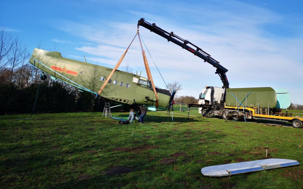 Antonov An-2 verkast van Teuge naar Limburg om als slaapplek te fungeren - Luchtvaartnieuws.nl