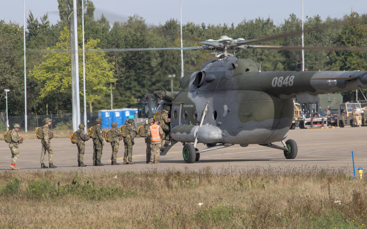 In beeld drukte op vliegbasis Eindhoven tijdens oefening Falcon Leap