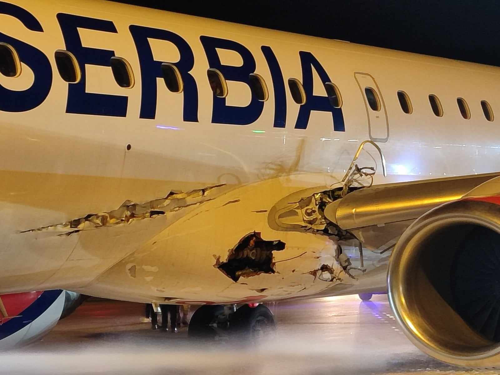 Un volo dell'Air Serbia diretto a Dusseldorf ha subito gravi danni a causa di un invaso della pista