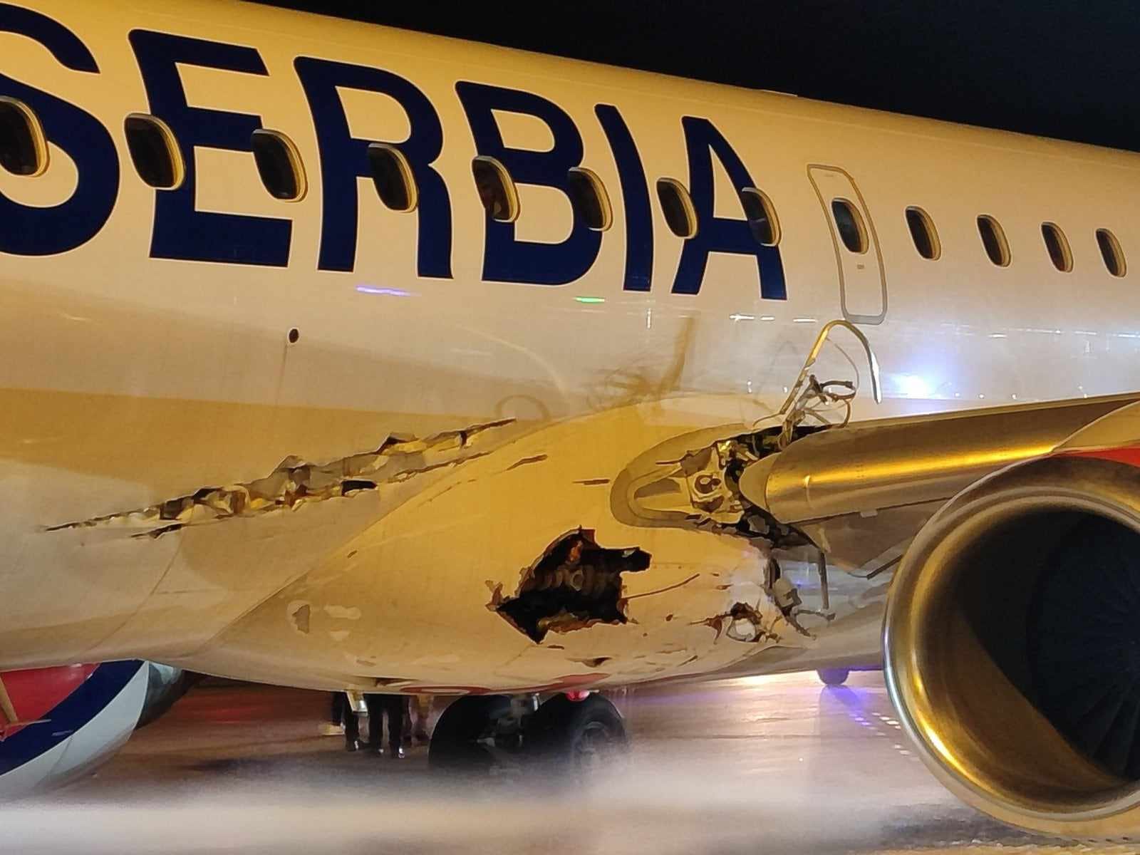 Un volo dell'Air Serbia diretto a Dusseldorf ha subito gravi danni a causa di un invaso della pista Un volo dell'Air Serbia diretto a Dusseldorf ha subito gravi danni a causa di un invaso della pista