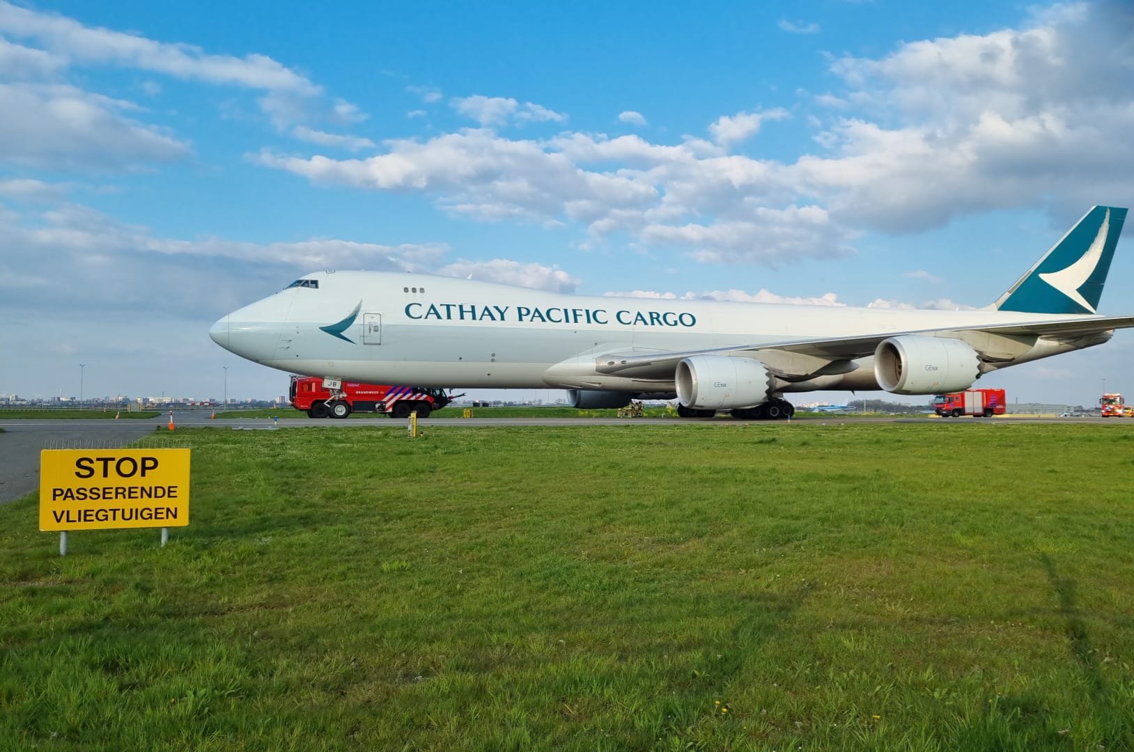 Brandweer bij kerosinelek Boeing 747 op Schiphol: Polderbaan dicht