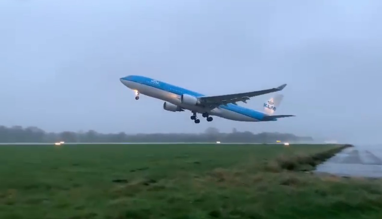 In beeld: KLM A330's verlaten Groningen Airport