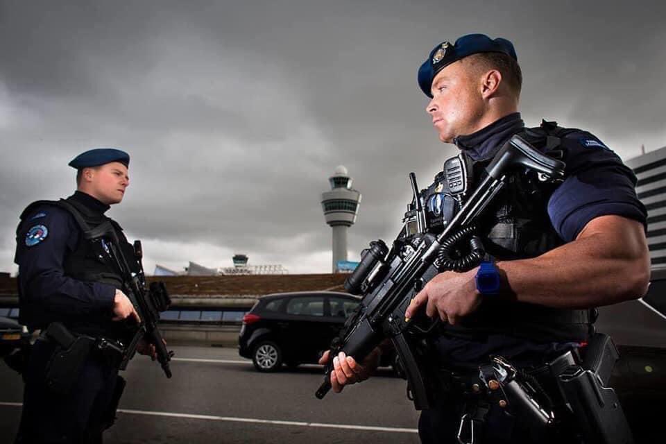 Vakbond: marechaussee moet beveiligers Schiphol beschermen tegen boze