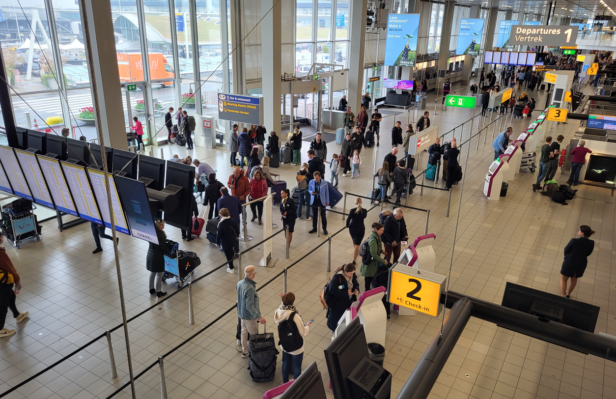 FNV wil betere bescherming tegen extreme hitte na 'vele meldingen' personeel op Schiphol