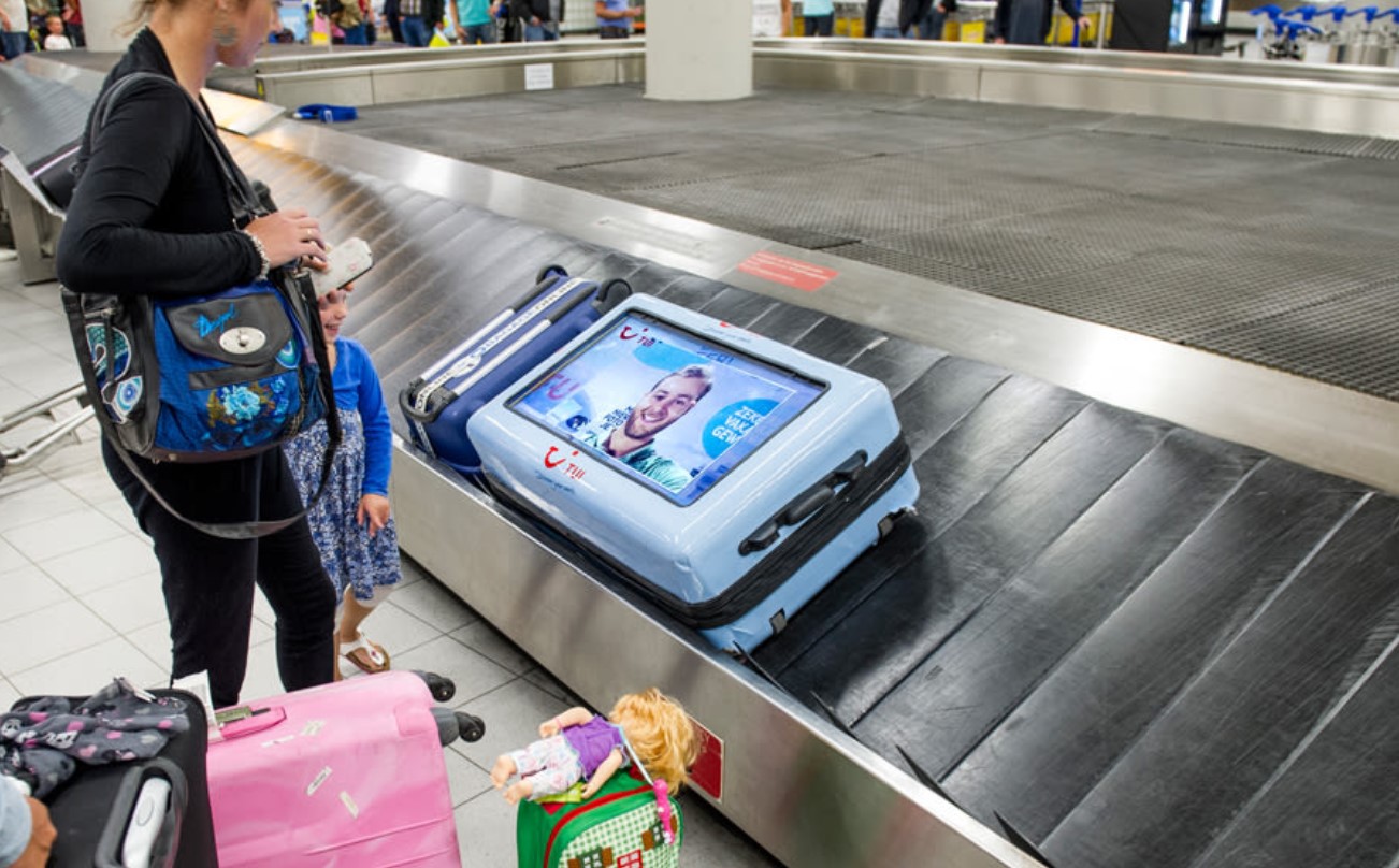 Waden genezen kwartaal Reizigers op Schiphol gaan bagageband op om koffers te halen |  Luchtvaartnieuws