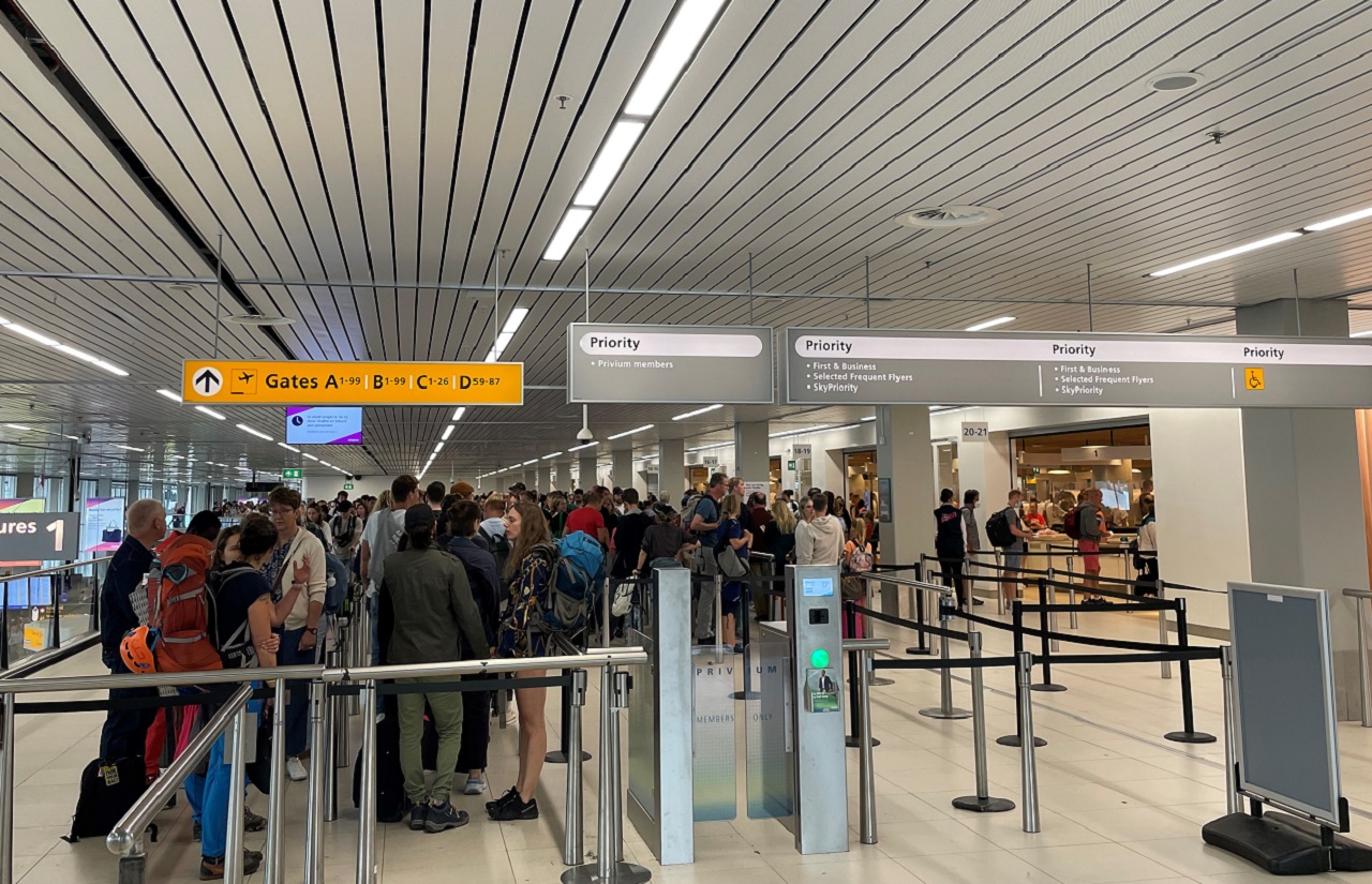 Acties beveiligers zorgen voor langere wachttijden op Schiphol